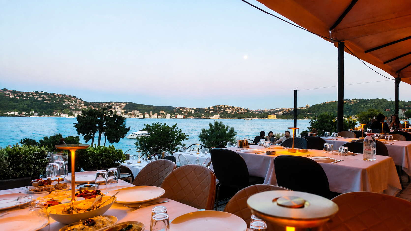 Rumeli Hisarı Meyhane Boğaz kıyısı masa düzeni