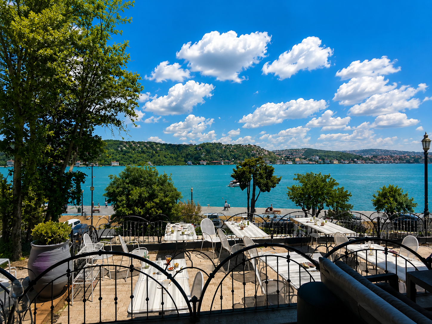 Rumeli Hisarı Meyhane iç mekan ve sofra düzeni