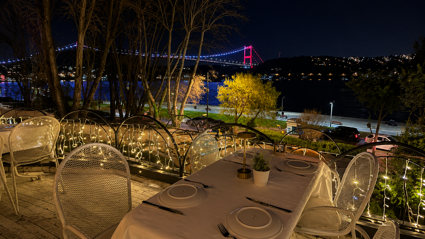 Boğaz manzaralı meyhane masa düzeni